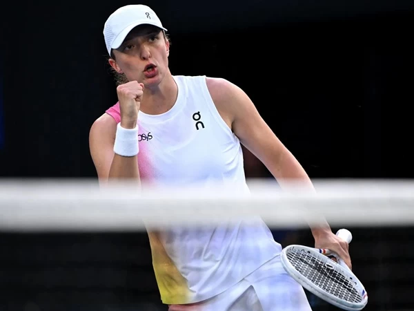 Iga Swiatek tidak memperlihatkan belas kasih ketika ia mengakhiri perjalanan bersejarah Eva Lys di Australian Open, Melbourne musim 2025