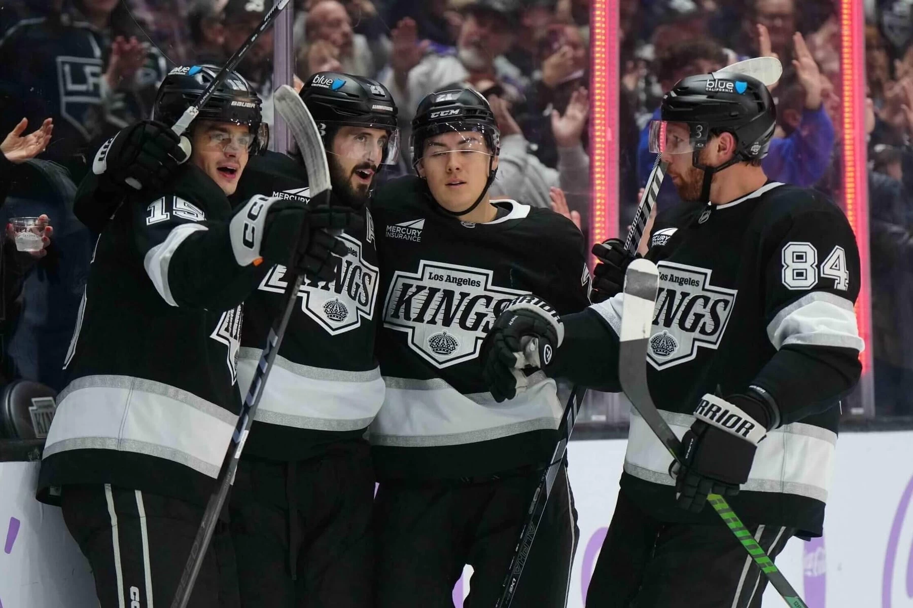 Los Angeles Kings memainkan pertandingan kandang pertama mereka sejak terjadinya kebakaran hutan di area Los Angeles