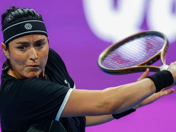 Petenis berkebangsaan Tunisia, Ons Jabeur bermain tanpa ampun ketika mengawali turnamen WTA level 1000, Qatar Open musim 2025 di Doha.