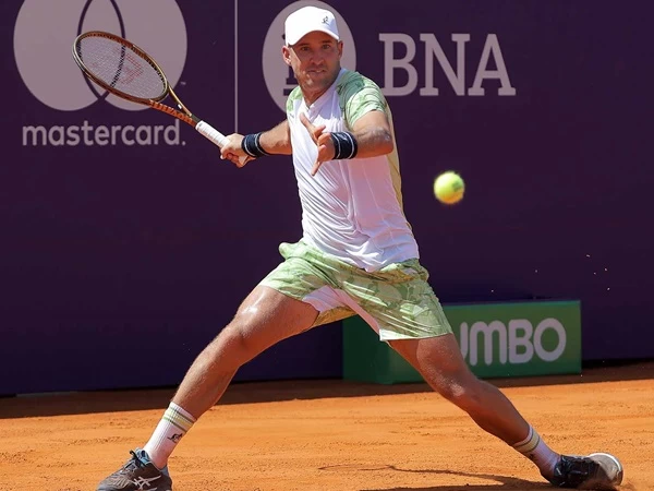 Petenis berkebangsaan Serbia, Dusan Lajovic memperlihatkan daya juang tinggi demi melalui tantangan pertama di Argentina Open, Buenos Aires musim 2025.