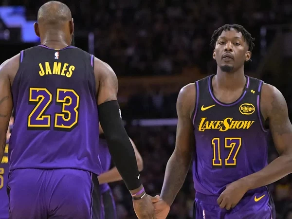 Pebasket senior Dorian Finney-Smith mengakui bahwa Los Angeles Lakers adalah tim favoritnya ketika masih kecil. Ia lantas senang ketika mendapat kesempatan memperkuat Lakers di masa sekarang.