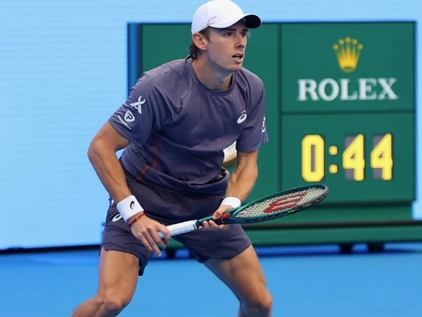 Perayaan hari ulang tahun Alex De Minaur berlanjut dengan cara yang positif di Qatar Open, Doha musim 2025, di mana ia memetik kemenangan ke-200 dalam kariernya di turnamen hard-court.