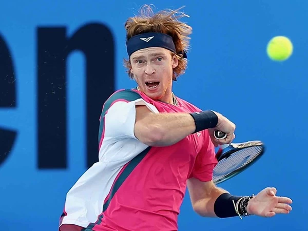 Andrey Rublev mungkin harus melalui rute yang terjal, tetapi ia berhasil kembali ke semifinal Qatar Open di Doha pada musim 2025