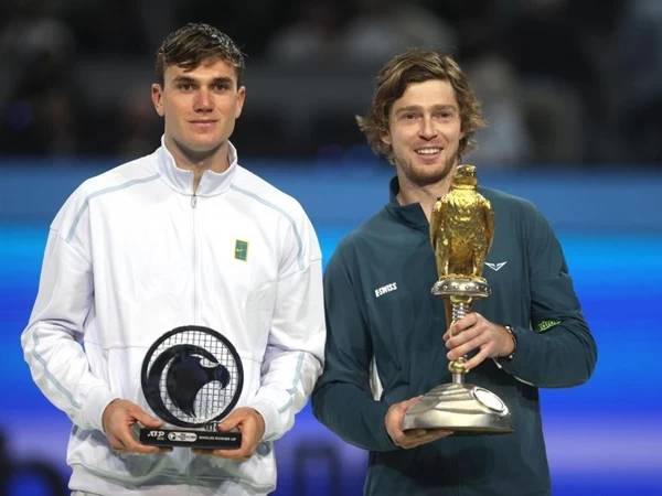 Andrey Rublev mengukuhkan statusnya sebagai juara dua kali di Qatar Open, Doha usai melakoni final edisi musim 2025.