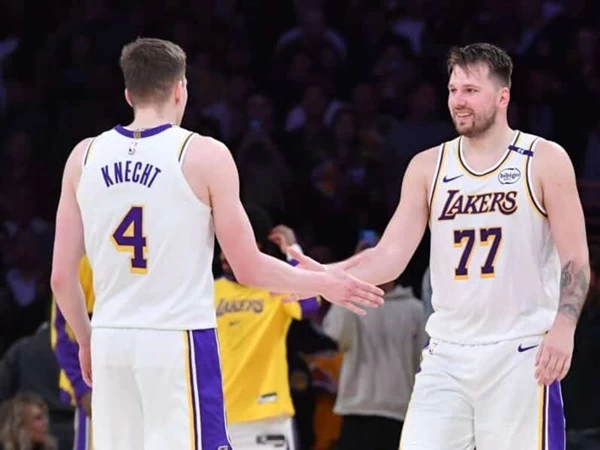 Los Angeles Lakers tidak hanya mendominasi berita utama pada batas akhir perdagangan NBA tahun ini untuk kesepakatan besar mereka untuk mengakuisisi Luka Doncic, tetapi juga karena kesepakatan yang disepakati yang mencakup pengiriman pemain baru Dalton Kn