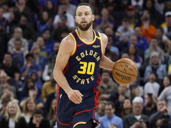 Bintang Bintang Golden State Warriors, Stephen Curry dinyatakan absen pada babak kedua pertandingan Kamis yang berakhir dengan skor 117-114 atas Toronto Raptors karena memar panggul, kata tim tersebut