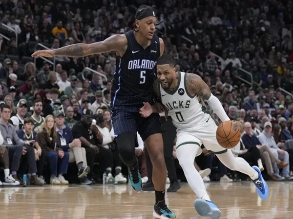Bintang Milwaukee Bucks, Damian Lillard telah didiagnosis menderita trombosis vena dalam, yang juga dikenal sebagai bekuan darah, di betis kanannya yang akan membuatnya absen tanpa batas waktu, demikian diumumkan tim pada hari Selasa.