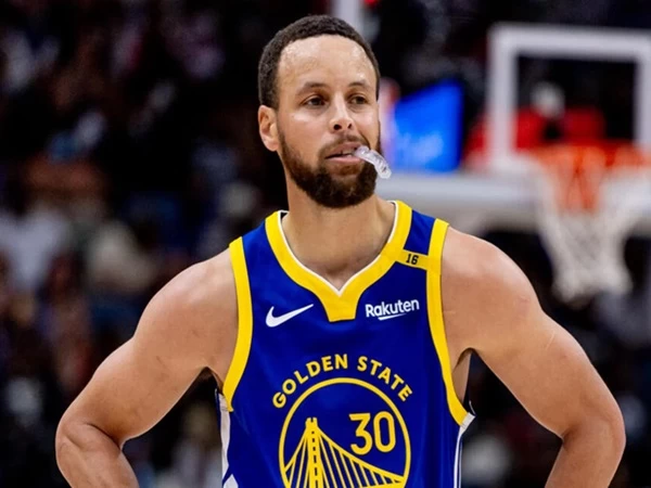 Stephen Curry mengatasi awal yang lambat saat kembali dari cedera untuk mencetak 23 poin saat tim tamu Golden State Warriors mengalahkan New Orleans Pelicans 111-95 pada Jumat malam