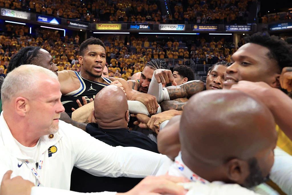 Pacers Singkirkan Bucks, Giannis Ribut dengan Ayah Haliburton