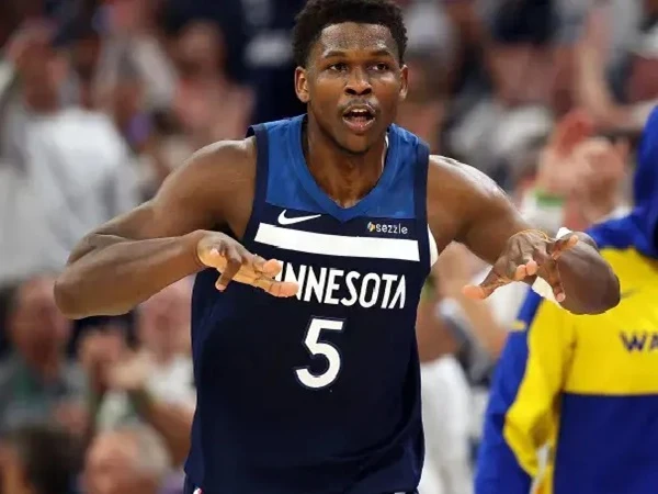 Anthony Edwards Apresiasi Penampilan Julius Randle di Game 2